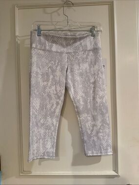 ALO Yoga Gray White Snakeskin Capri Leggings.  Size Small- NWT!